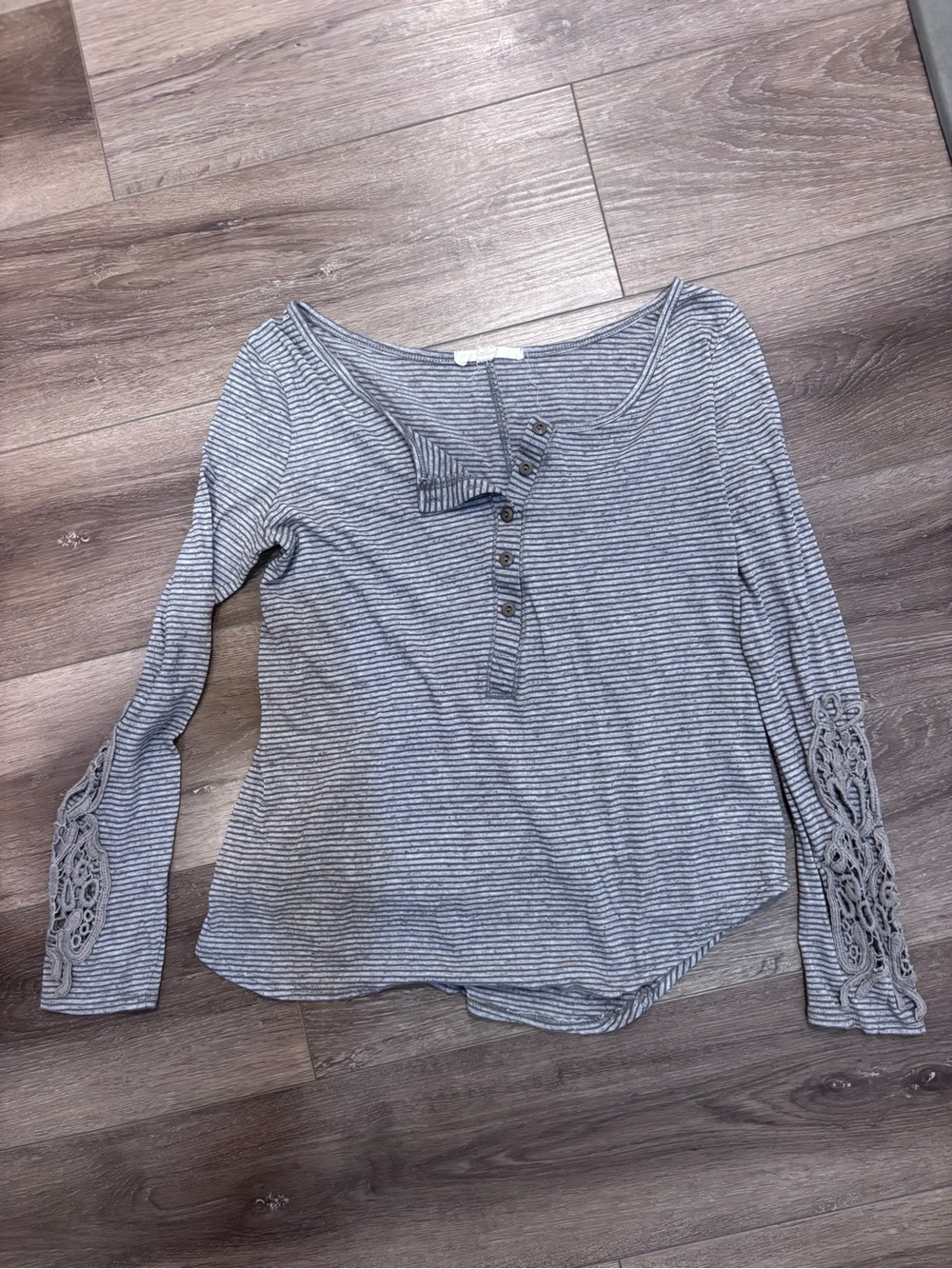 painted threads Grey Striped Henley Long-Sleeve Top w/ Lace Sleeve Detail Medium